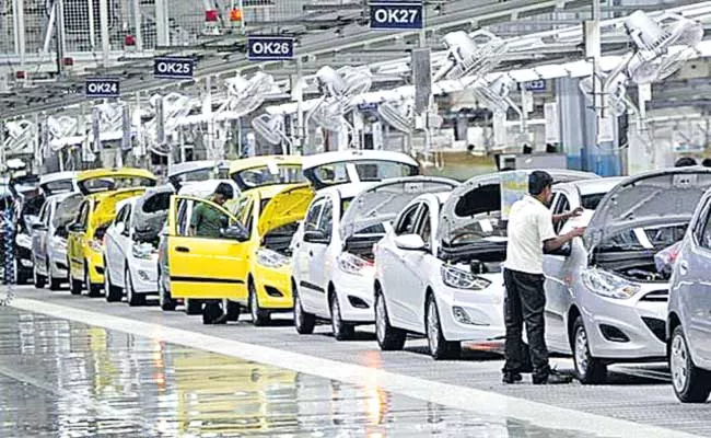 Passenger vehicle sales decline 10percent as 2-wheeler sales take major hit in April 2021 - Sakshi