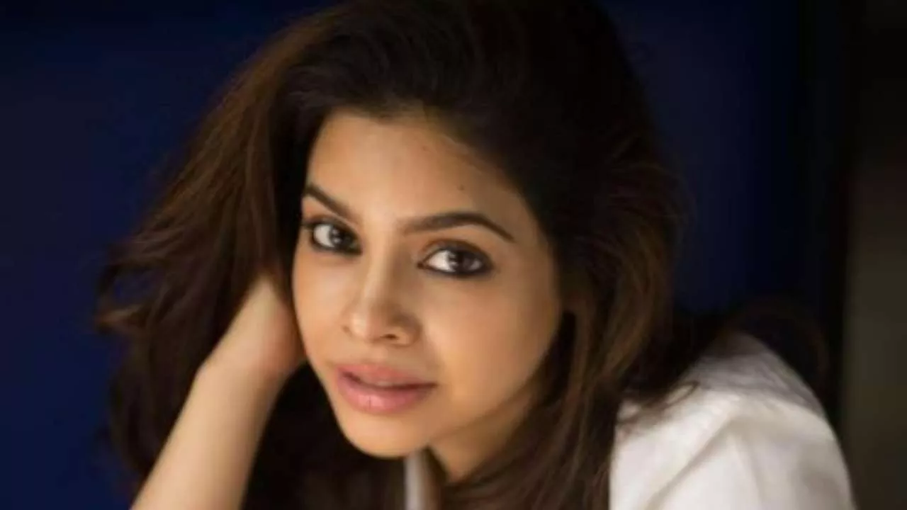 Actress Sumona Chakravarti Reveals She is Jobless Battling Endometriosis stage 4 - Sakshi