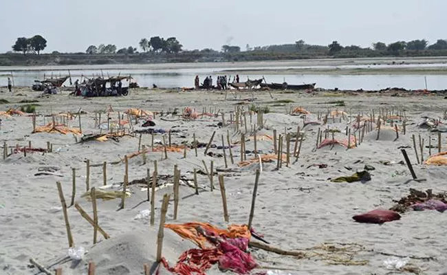 Rain Uncovers Graves Ganga In Up Media 2000 Bodies Found - Sakshi