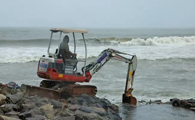 Taukte Cyclone Storm Hit Near Gujarat Sea Coast - Sakshi