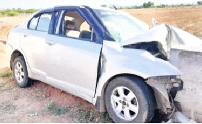 Anantapur District: Two Died In Car Accident In Rallaanantapuramu - Sakshi