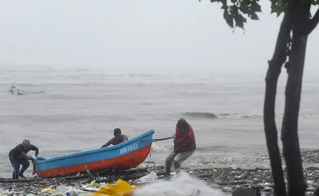 Cyclone Tauktae To Hit West Coast, Mumbai Airport Shut - Sakshi