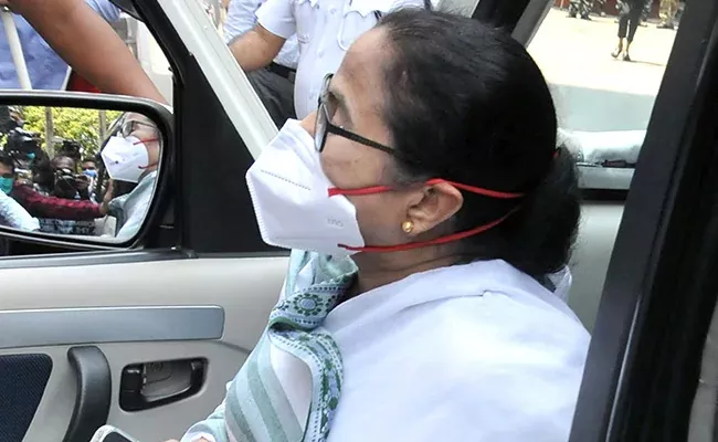 Mamata Banerjee Camps At CBI Office For 6 Hours As 2 Ministers Arrested - Sakshi