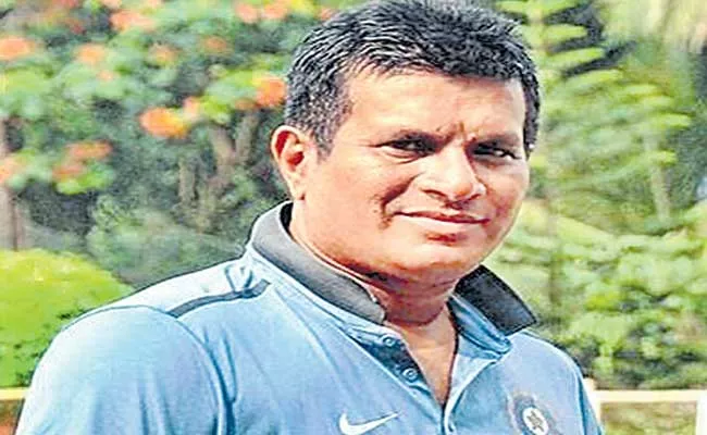 former Coach Tushar Arothe coments on indian women crickters - Sakshi