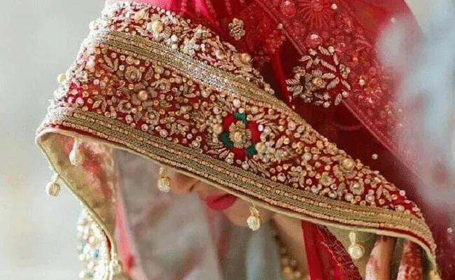 Uttar Pradesh: Newly Married Woman Refuses To Lift Veil, Villagers Attacked - Sakshi