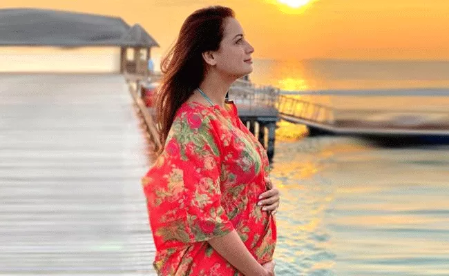 Pregnant Dia Mirza Reveals Why Doctor Has Not Let Her Take COVID Vaccine - Sakshi