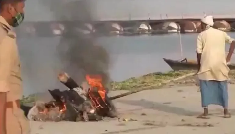 Body Cremation Using Petrol Tyres in Ballia Ghat UP 5 Cops Suspended - Sakshi