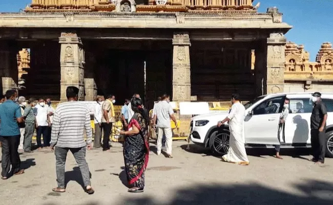 Karnataka: CMs Son BY Vijayendra Breaks Covid Rules, Visit Temple - Sakshi