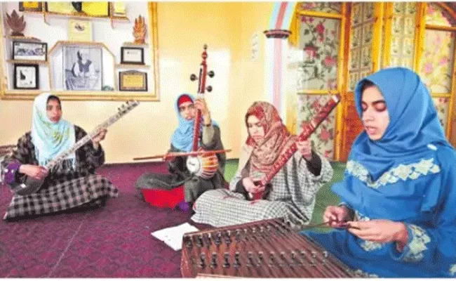 Sakshi Family Story On Kashmir Singers