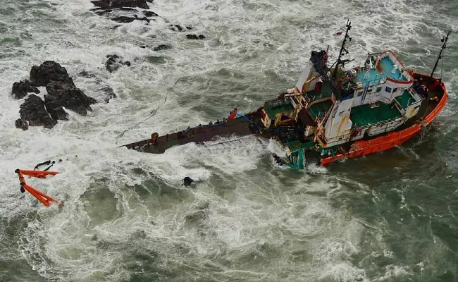 22 Dead, 51 Missing After Barge Sinks Off Mumbai - Sakshi