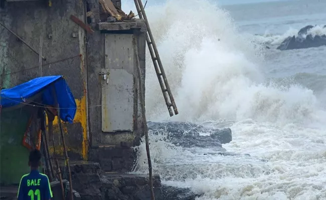 Tauktae Cyclone Affect Internet And TV Services Stopped In Mumbai - Sakshi