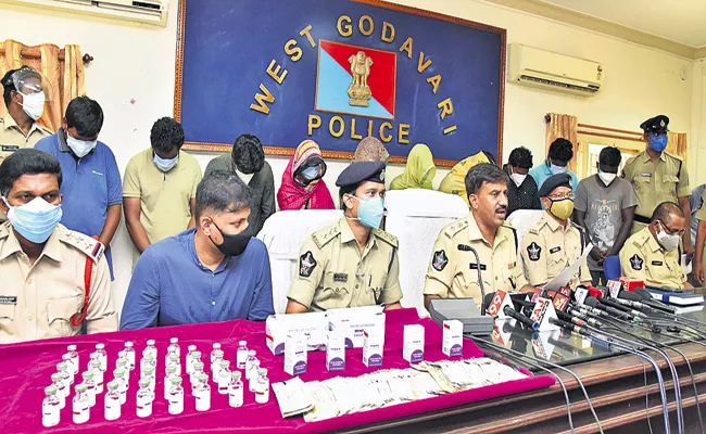 Eluru police have nabbed another gang who was bypassing Remdesivir injections - Sakshi