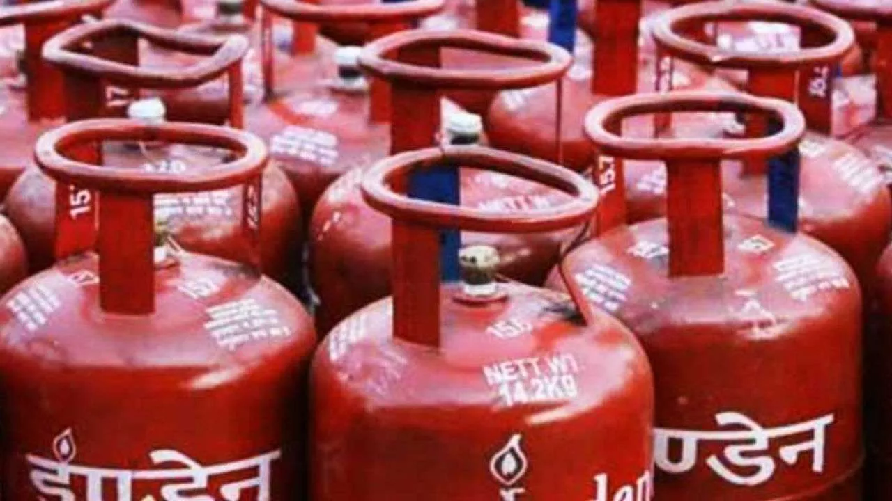 Paytm Gives Up To Rs 800 Cashback For LPG Booking - Sakshi