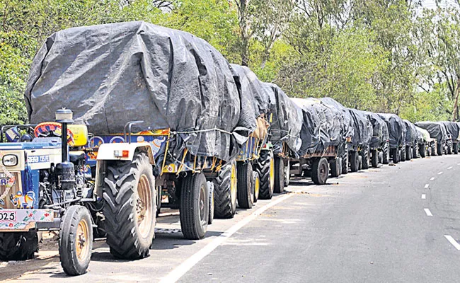 Telangana: Paddy Farmers Protest Delay in Procurement - Sakshi