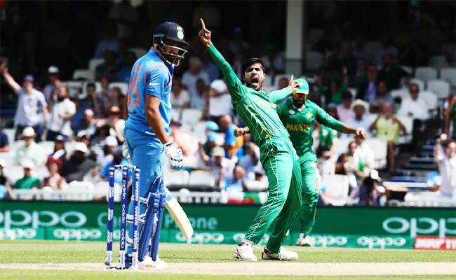 Mohammad Amir: Bowling To Rohit Sharma Easy Out Both Ways - Sakshi