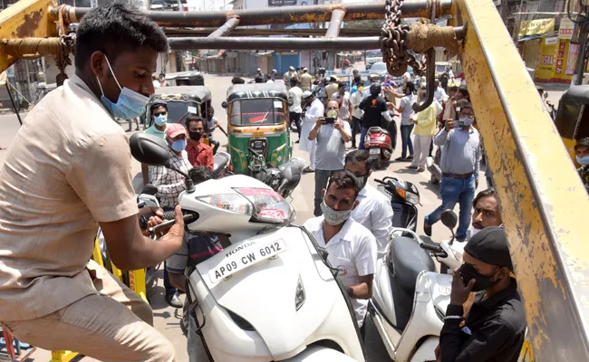 Lockdown In Telangana Rachakonda Police Cease Vehicles Voilated Rules - Sakshi