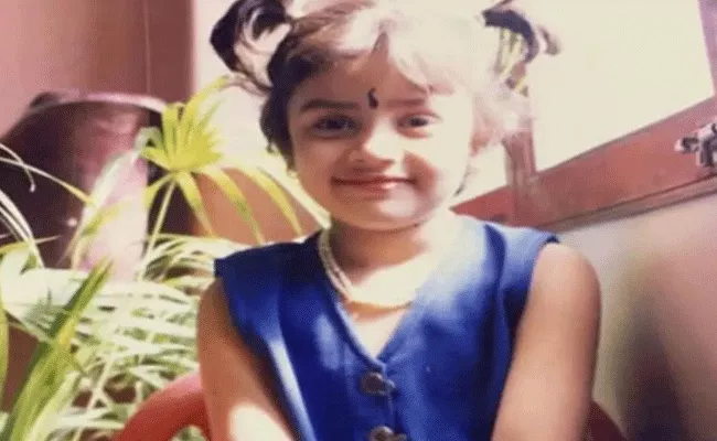 Anchor Srimukhi Childhood Photo Goes Viral - Sakshi