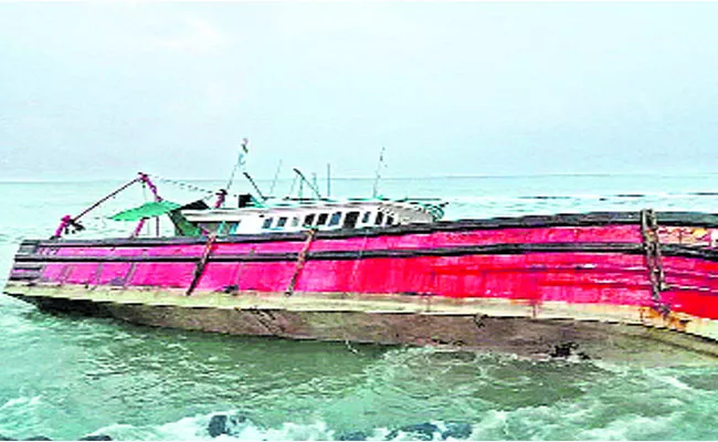 Fishing Boat Flipped Due To Drunk And Drive In Karnataka - Sakshi