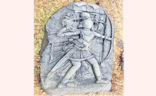 Telangana History Team Found Veeragallu Sculpture In Siddipet - Sakshi