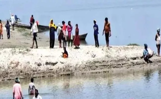 Uttar Pradesh: Villagers Jump Into River To Avoid Covid Vaccination - Sakshi