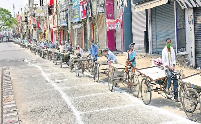 Warangal Police Distributes Rice To Rikshawala - Sakshi