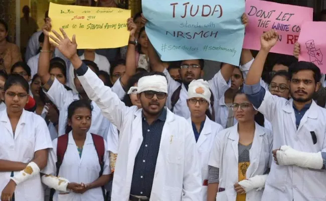 Junior Doctors Stopped Health Services In Telangana - Sakshi