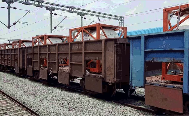 Oxygen Special Train Reached Anantapur - Sakshi