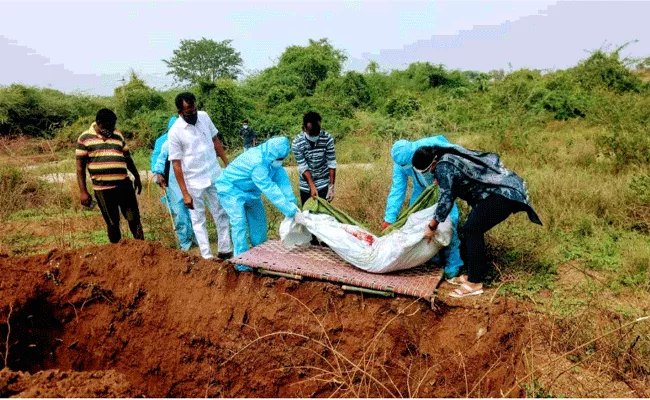 Kurnool: Tehsildar Conducted Old Woman Funeral, Dead Due To Covid - Sakshi