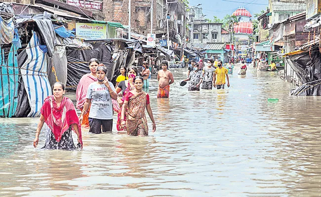 Heavy rain in West Bengal, Odisha, high alert - Sakshi