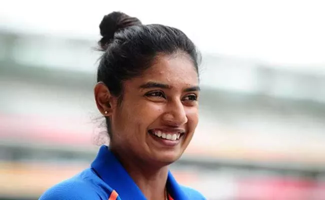 Mithali Raj Pulls Father Leg For Not Wearing Mask Properly Distribute Food - Sakshi