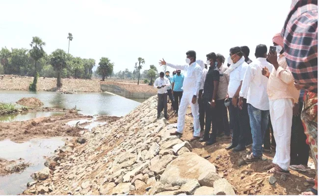 MLA Banoth Shanker Nayak Fires On Check Dam Irrigation Officers - Sakshi