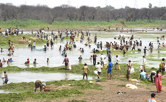 Suryapet: Vattikhammam Pahad Villagers Fishing in Pedda Cheruvu - Sakshi