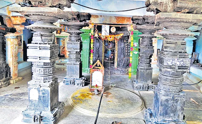 Yadadri Bhuvanagiri: Kurraram Village Kalamukha Temple - Sakshi