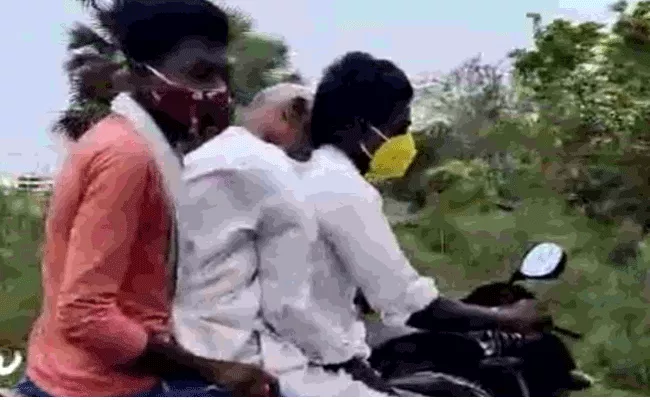 Man Carries Dead Body On Bike In Khammam - Sakshi