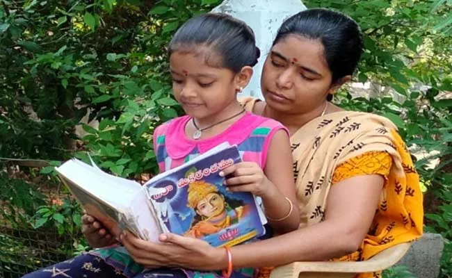 Seven Years Old Girl Reciting 700 Verses - Sakshi