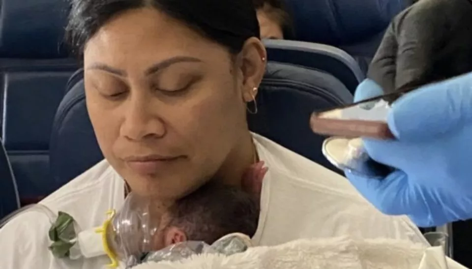 Woman Who Had No Idea She Was Pregnant And Gave Birth on Plane - Sakshi