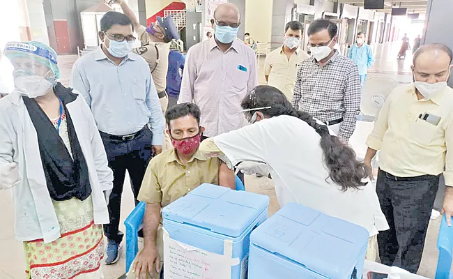 T Harish Rao Granted Permission To Vaccine Tsrtc Employees - Sakshi