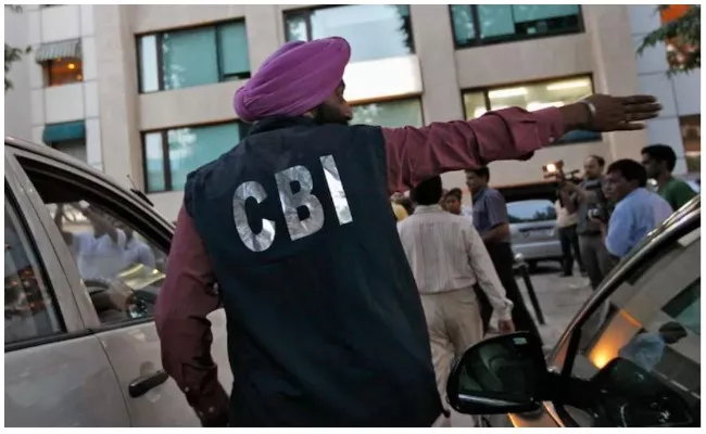 Cbi Raids Fci Clerk Kishore Meena House Recover 2 Crore Cash And 8 Kg Gold - Sakshi