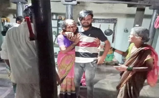 Emotional Son Meets Mom After 13 Years In Karnataka - Sakshi