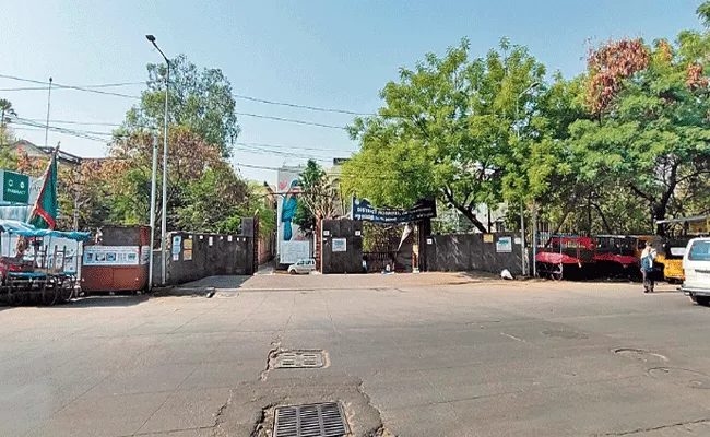 Covid Patients Walking Out Of The Hospital In King Koti - Sakshi