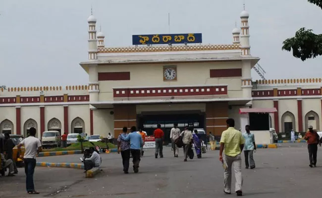 Hyderabad Railway Station: Token System Cancelled, Passengers Hard Get Tatkal Ticket - Sakshi