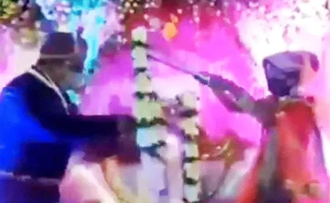 Viral Video: Couple Exchange Garland With Sticks - Sakshi