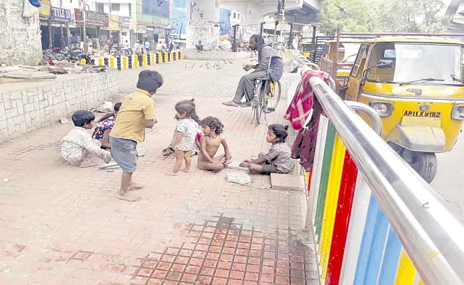 Hyderabad: Migrant Workers Children Childhood Lives On Footpath - Sakshi