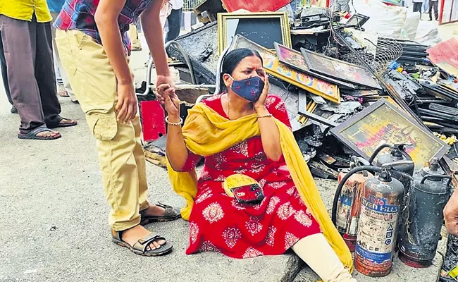 Photographer burns alive in Massive fire accident in Tirumala - Sakshi