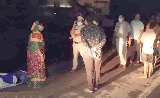 Srikakulam: Taxi Driver Left Woman And Her Husband Dead Body On Road - Sakshi