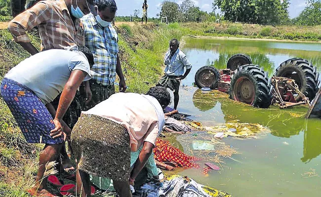 Four workers deceased in road accident - Sakshi