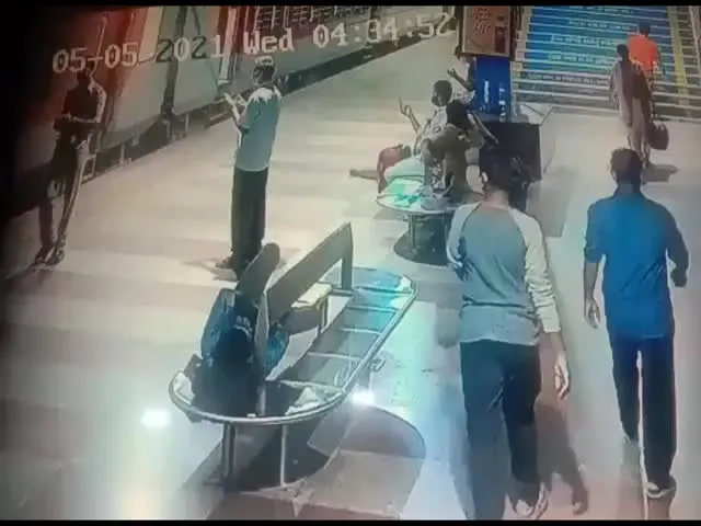 Exemplary Courage Shown By Constable At Tirupati Railway Station