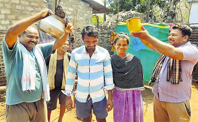 Wedding tradition of Kondaredla wedding in tribal village - Sakshi