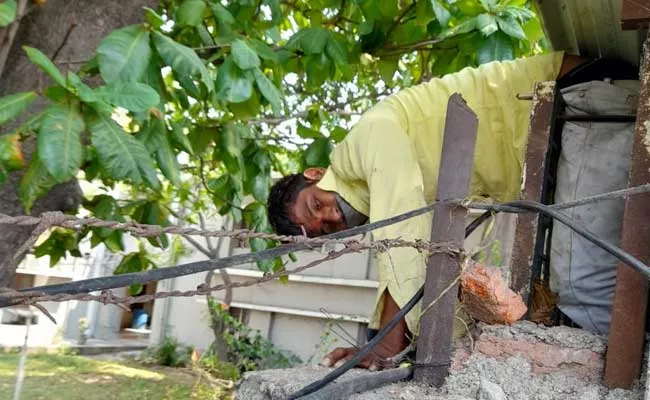 Thief Gets Stuck Between The Iron Sheets In Nizamabad District - Sakshi