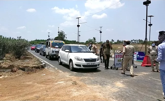 Police Are Strictly Enforcing Curfew In Andhra Telangana Border - Sakshi